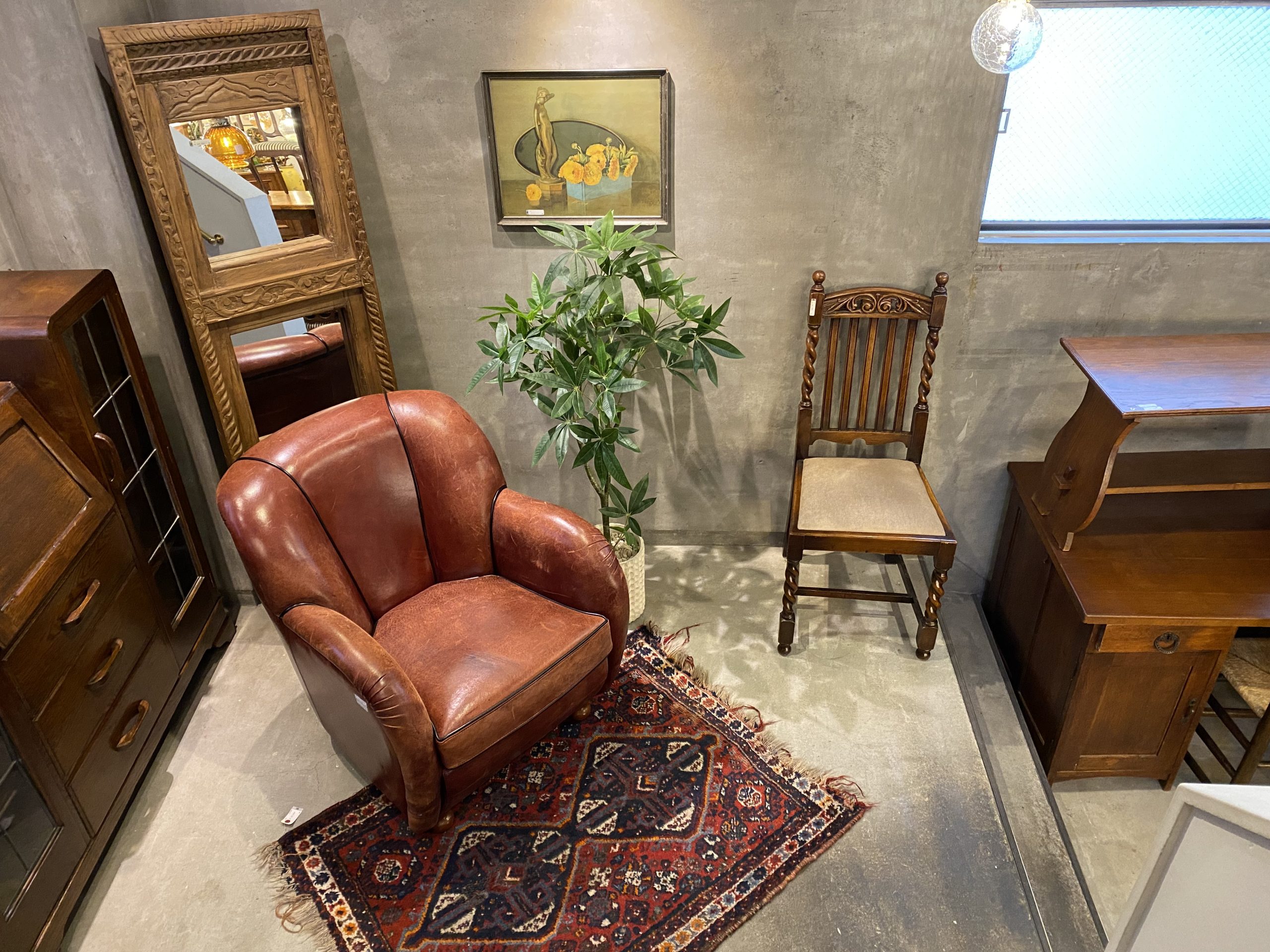 綺々子インテリア　アンティーク　ビンテージ　リビング インテリアの最新トレンドは、アイコニックなヴィンテージ家具