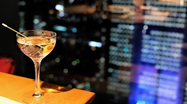 高層階からの夜景を独り占め！自宅バーカウンターで楽しむ至福のカクテルタイム